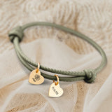 Personalisiertes PU-Lederarmband mit 2 gravierten Gold-Herz-Anhängern mit Geburtstag und Blume in Olivgrün - gefertigt von Love & Faith