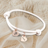 Personalisiertes PU-Lederarmband mit 2 gravierten RoséGold-Herz-Anhängern mit Geburtstag und Blume in Weiß - gefertigt von Love & Faith
