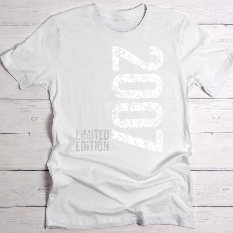 Personalisiertes T-Shirt mit Geburtstag mit Limited Edition in weiß mit eigenem Design gedruckt von Love & Faith