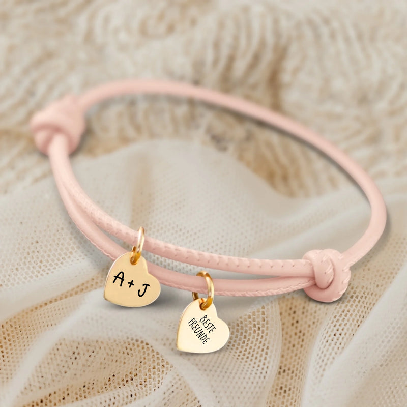 Personalisiertes PU-Lederarmband mit 2 gravierten Gold-Herz-Anhängern mit mit Initialen in altrosa - gefertigt von Love & Faith