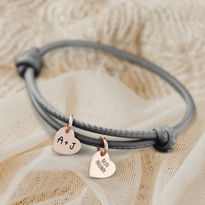 Personalisiertes PU-Lederarmband mit 2 gravierten RoséGold-Herz-Anhängern mit mit Initialen in anthrazit - gefertigt von Love & Faith