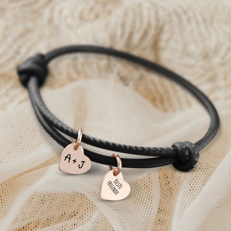 Personalisiertes PU-Lederarmband mit 2 gravierten RoséGold-Herz-Anhängern mit Initialen in Schwarz - gefertigt von Love & Faith