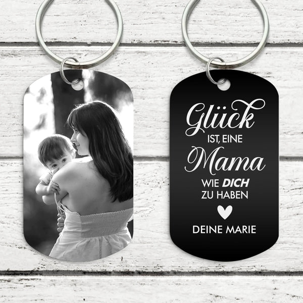Gravierter Schlüsselanhänger mit eigenem Namen und Spruch "Glück ist, eine Mama wie DICH zu haben" personalisiert von Love & Faith