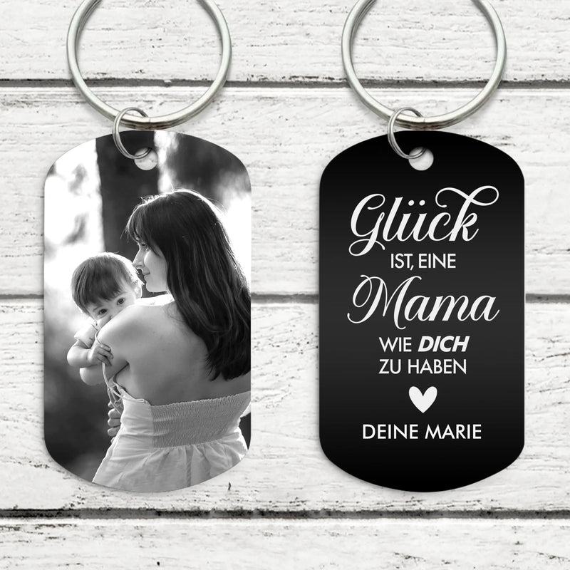 Gravierter Schlüsselanhänger mit eigenem Namen und Spruch "Glück ist, eine Mama wie DICH zu haben" personalisiert von Love & Faith