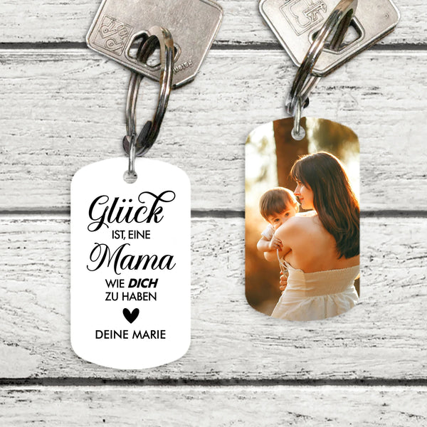 Individuell bedruckter Foto-Schlüsselanhänger aus Metall mit Spruch "Glück ist, eine Mama wie dich zu haben" - personalisiert von Love & Faith