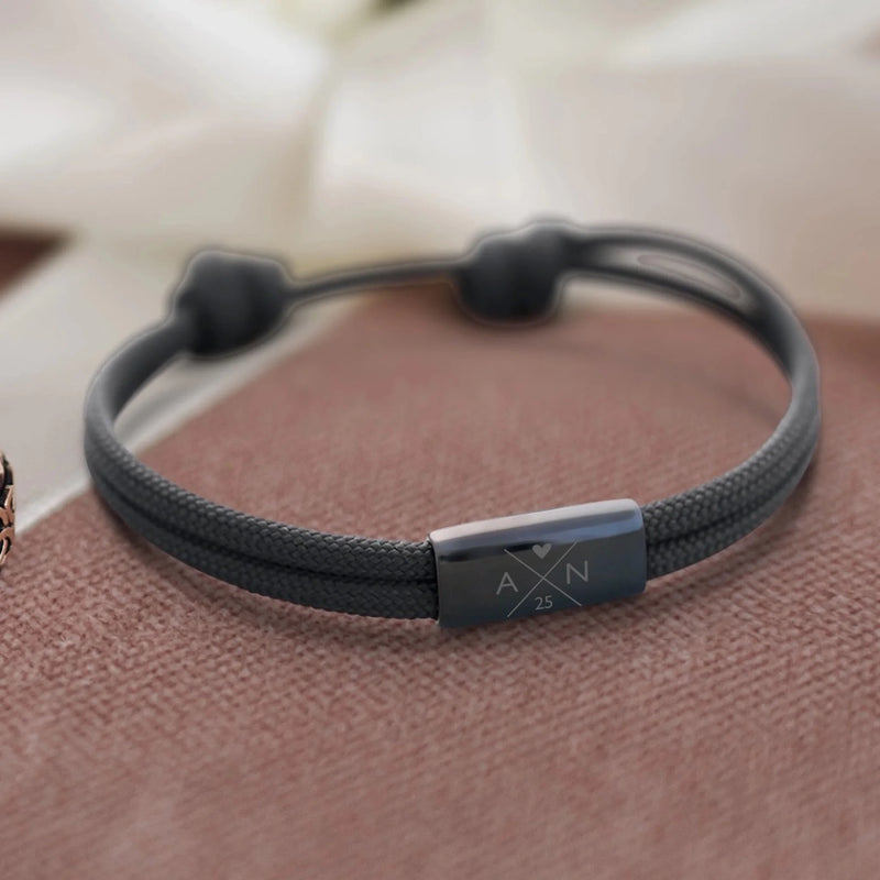 Antrazitfarbenes bronzefarbenes Segeltau Armband mit persönlicher Namensgravur und Jahrestag von Love & Faith