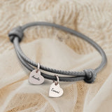 graues Lederarmband mit Gravur von 2 silber Herzanhängern personalisierte Geschenkidee von Love & Faith