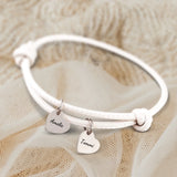 weiß Lederarmband mit Gravur von 2 silber Herzanhängern personalisierte Geschenkidee von Love & Faith