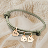 olivgrün Lederarmband mit Gravur von gold Herzanhängern personalisierte Geschenkidee von Love & Faith