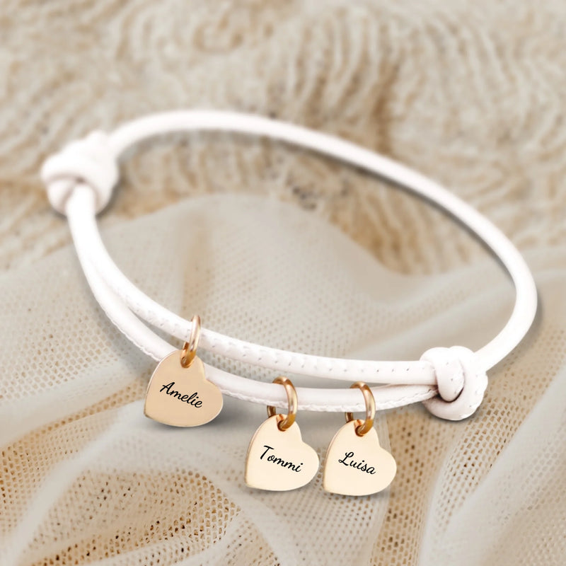weißes Lederarmband mit Gravur von gold Herzanhängern personalisierte Geschenkidee von Love & Faith