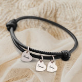 schwarz Lederarmband mit Gravur von silber Herzanhängern personalisierte Geschenkidee von Love & Faith