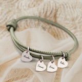 olivegrün Lederarmband mit Gravur von silber Herzanhängern personalisierte Geschenkidee von Love & Faith
