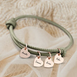 olivegrün Lederarmband mit Gravur von rose Herzanhängern personalisierte Geschenkidee von Love & Faith