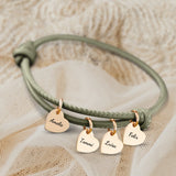 olivegrün Lederarmband mit Gravur von gold Herzanhängern personalisierte Geschenkidee von Love & Faith