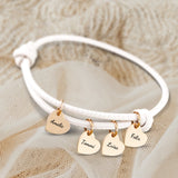 weiß Lederarmband mit Gravur von gold Herzanhängern personalisierte Geschenkidee von Love & Faith