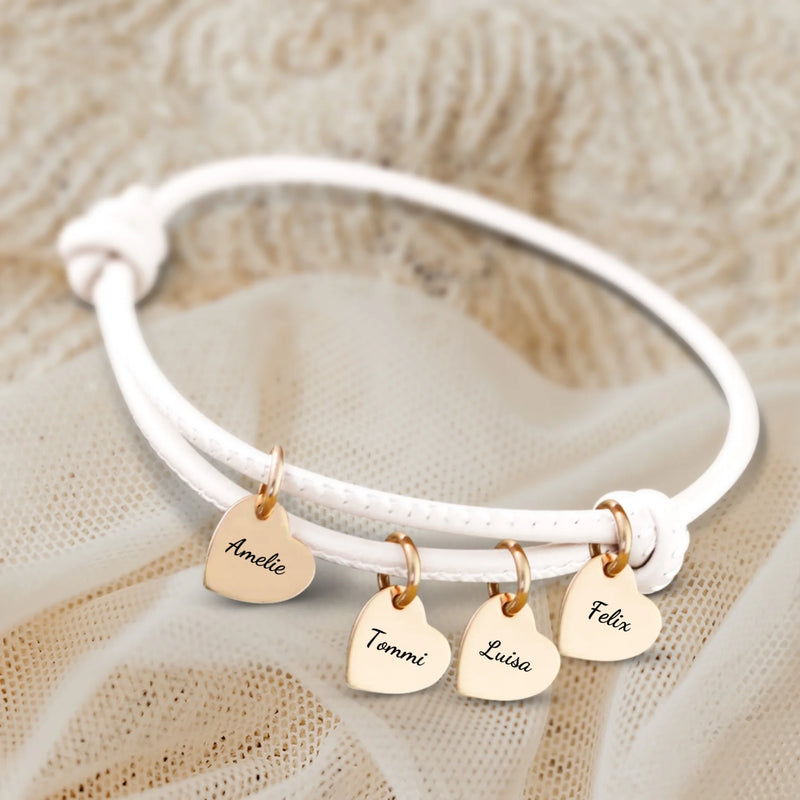 weiß Lederarmband mit Gravur von gold Herzanhängern personalisierte Geschenkidee von Love & Faith