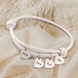 creme Lederarmband mit Gravur von silber Herzanhängern personalisierte Geschenkidee von Love & Faith