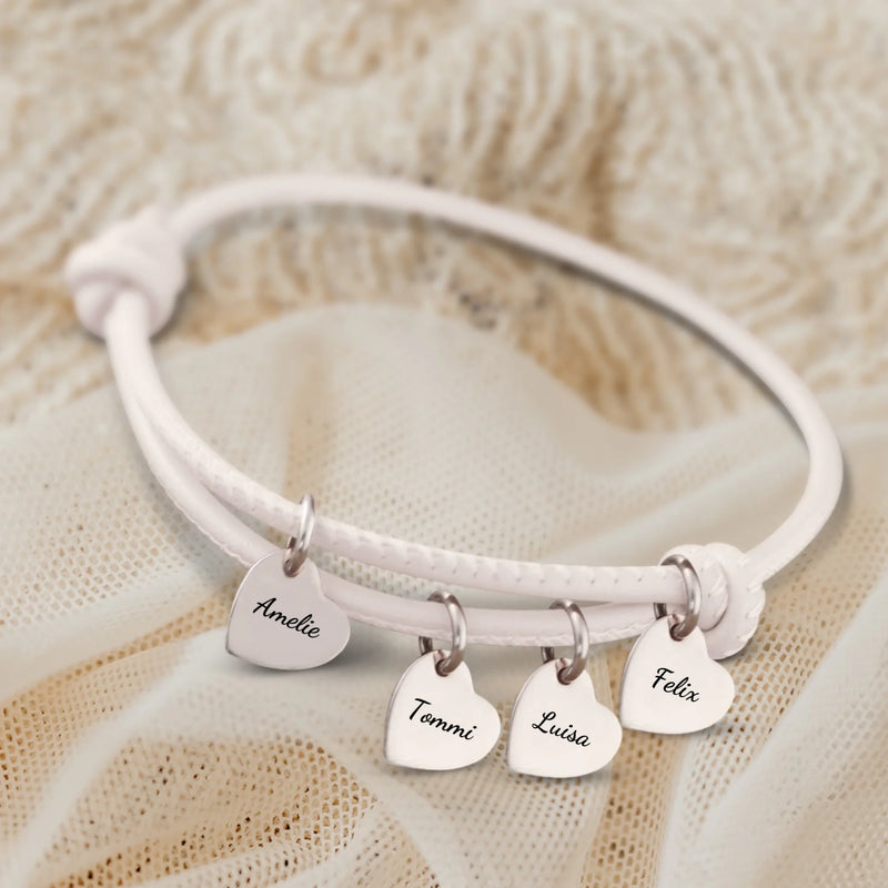 creme Lederarmband mit Gravur von silber Herzanhängern personalisierte Geschenkidee von Love & Faith