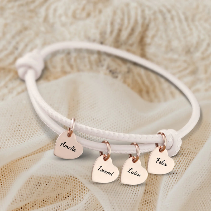 creme Lederarmband mit Gravur von rose Herzanhängern personalisierte Geschenkidee von Love & Faith