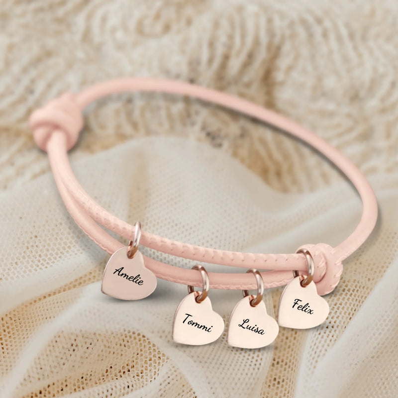 altrosa Lederarmband mit Gravur von rose Herzanhängern personalisierte Geschenkidee von Love & Faith