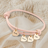 altrosa Lederarmband mit Gravur von gold Herzanhängern personalisierte Geschenkidee von Love & Faith