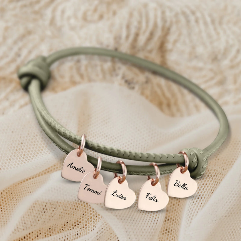 olivgrünes Lederarmband mit Gravur von kupfer Herzanhängern personalisierte Geschenkidee von Love & Faith
