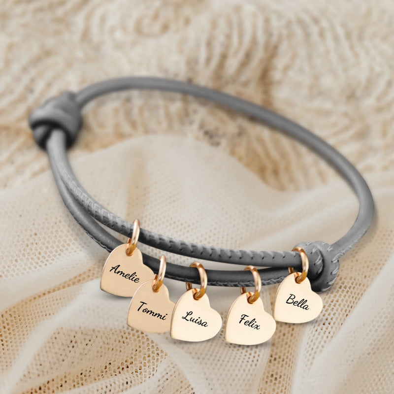graues Lederarmband mit Gravur von gold Herzanhängern personalisierte Geschenkidee von Love & Faith