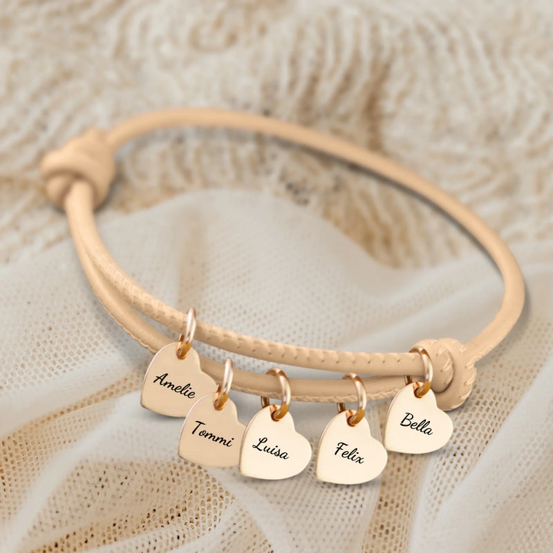 creme Lederarmband mit Gravur von gold Herzanhängern personalisierte Geschenkidee von Love & Faith