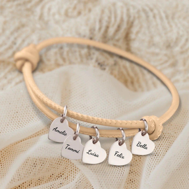 creme Lederarmband mit Gravur von silber Herzanhängern personalisierte Geschenkidee von Love & Faith