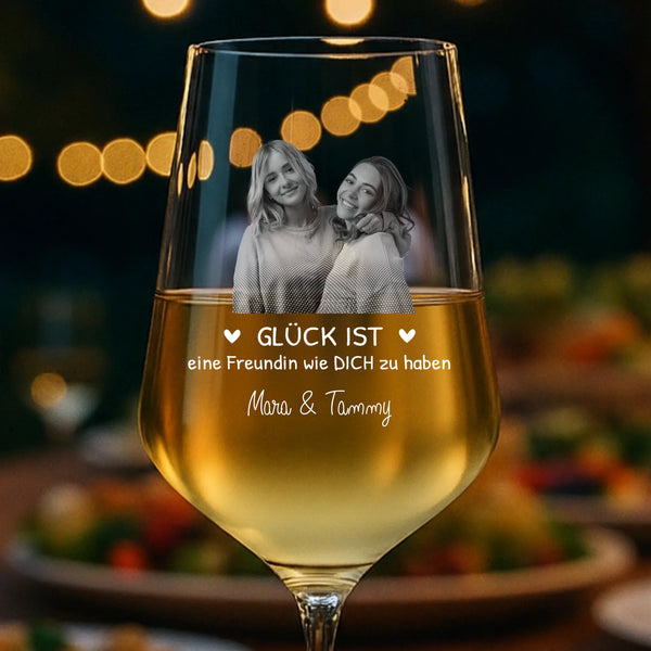 Personalisiert graviertes Weinglas mit Foto für Freundinnen von Love & Faith