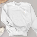 Weißer Sweater für Mama mit Kindernamen personalisierte Geschenkidee zum Muttertag von Love & Faith