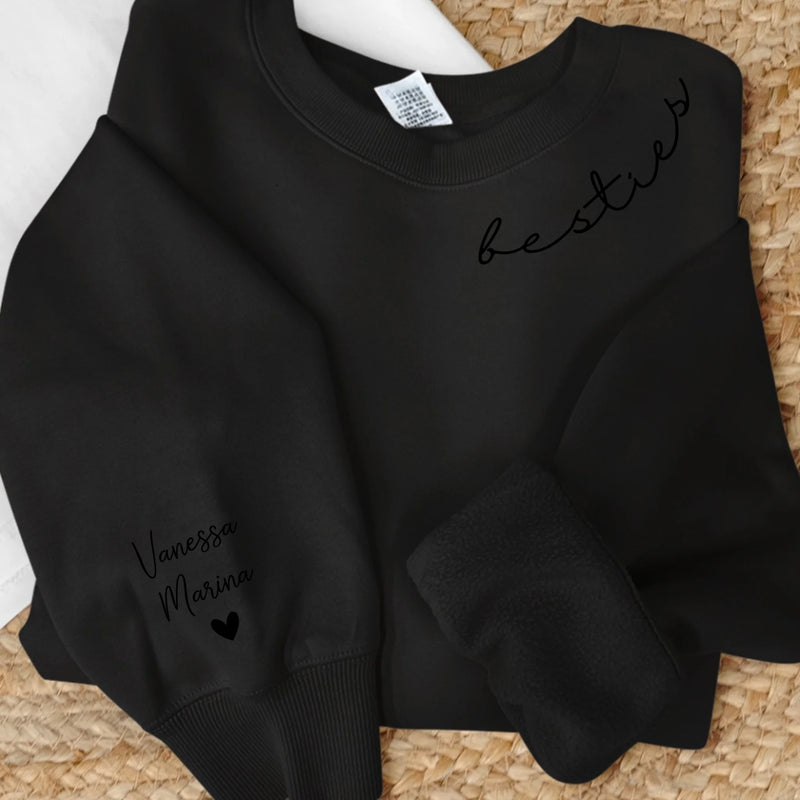 Beiger Sweater mit Mama Schriftzug und Kindernamen auf dem Ärmel - Personalisiertes Geschenk von Love & Faith