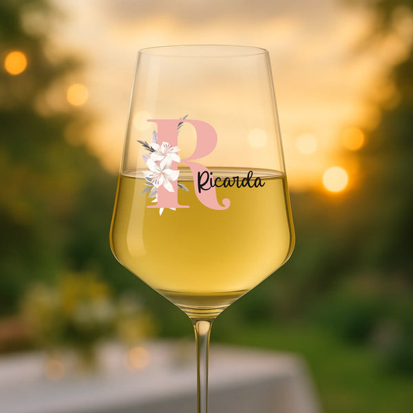 Personalisiertes Weinglas mit eigenem Namen von Love & Faith