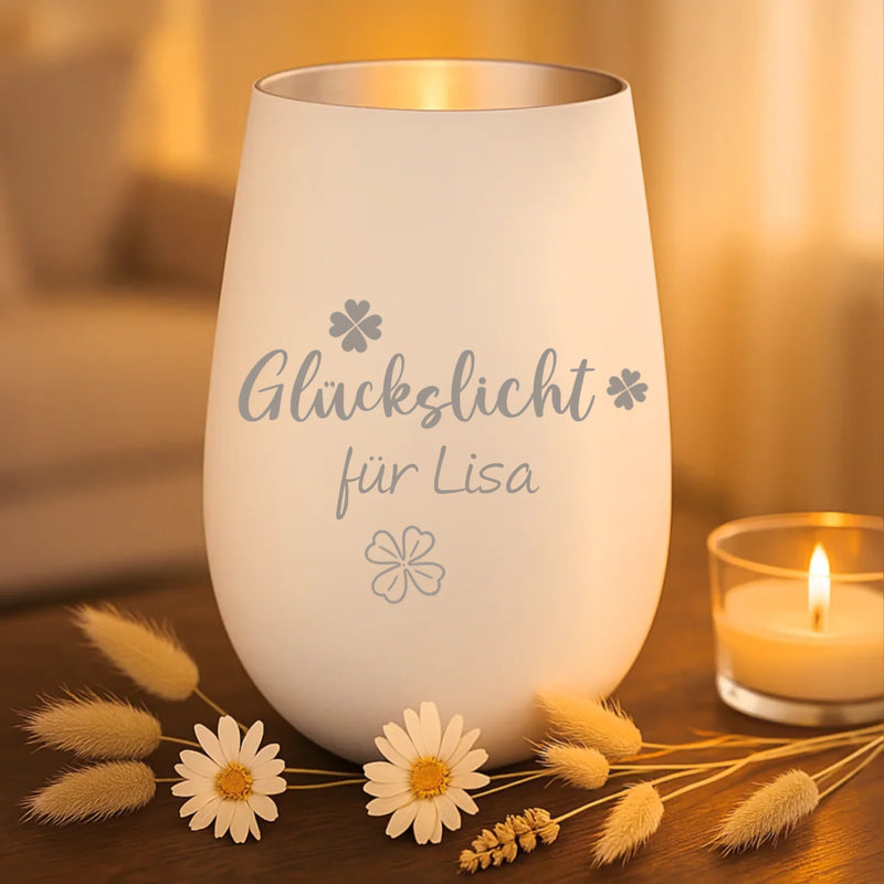 Weiß-silbernes Windlicht mit personalisierter "Glückslicht" Gravur mit Namen gefertigt von Love & Faith