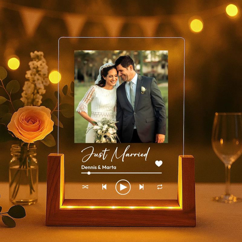 Leuchtender LED Aufsteller zum Jahrestag mit Holzsockel mit eigenem Foto als Geschenkidee von Love & Faith