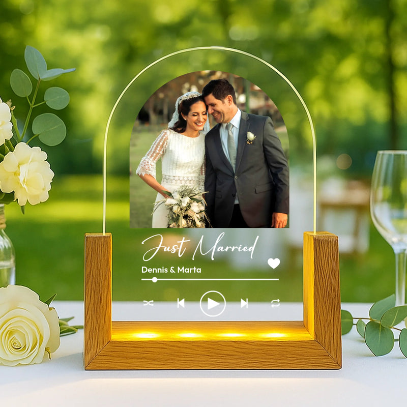 Leuchtender LED Aufsteller zum Jahrestag mit Holzsockel mit eigenem Foto als Geschenkidee von Love & Faith