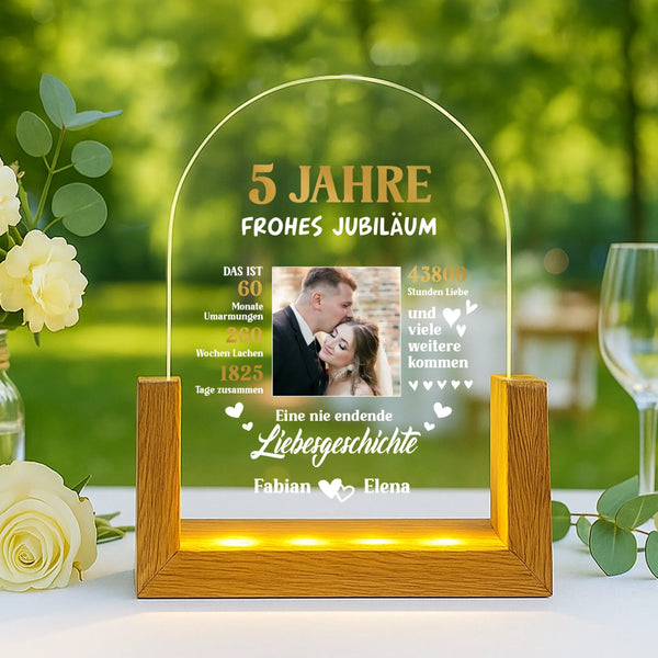 Leuchtender LED Aufsteller zum Jahrestag mit Holzsockel mit Foto vom Brautpaar als Geschenkidee von Love & Faith