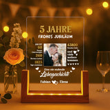 Leuchtender LED Aufsteller zum Jahrestag mit Holzsockel mit Foto vom Brautpaar als Geschenkidee von Love & Faith