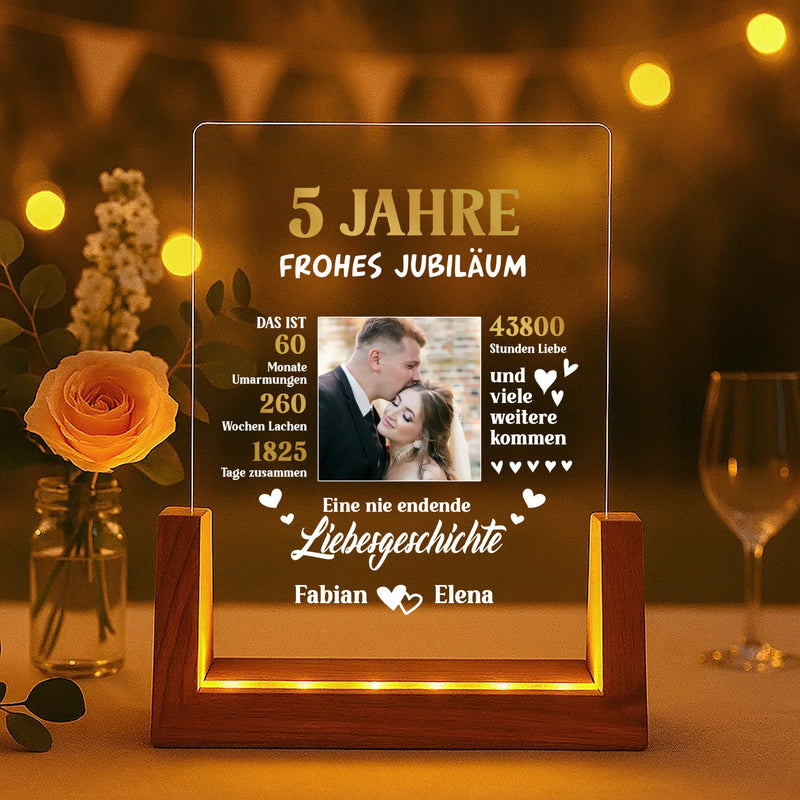 Leuchtender LED Aufsteller zum Jahrestag mit Holzsockel mit Foto vom Brautpaar als Geschenkidee von Love & Faith