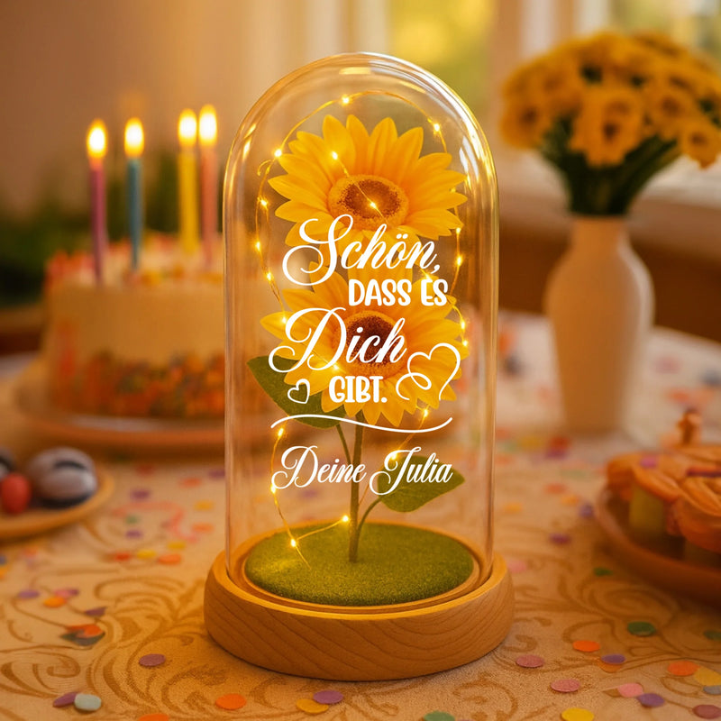 Ewige Sonnenblume "Schön, dass es dich gibt" in der Glaskuppel mit LED Licht personalisiert von Love & Faith