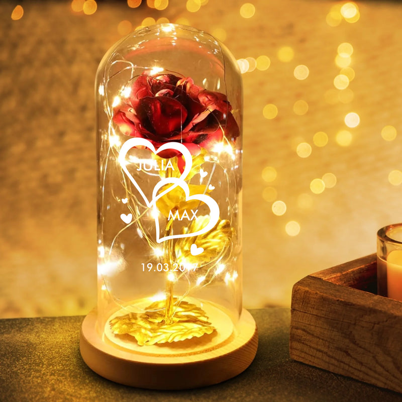 Ewige Rose mit Namen als Partnergeschenk in der Glaskuppel mit LED Licht personalisiert von Love & Faith