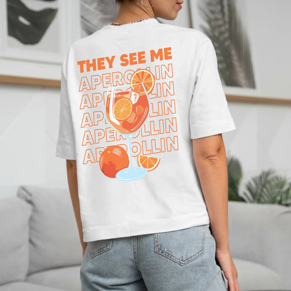 weißes T-Shirt Rückenprint mit "They see me aperolin" personalisiertesm Spruch als Sommer Geschenkidee von Love & Faith