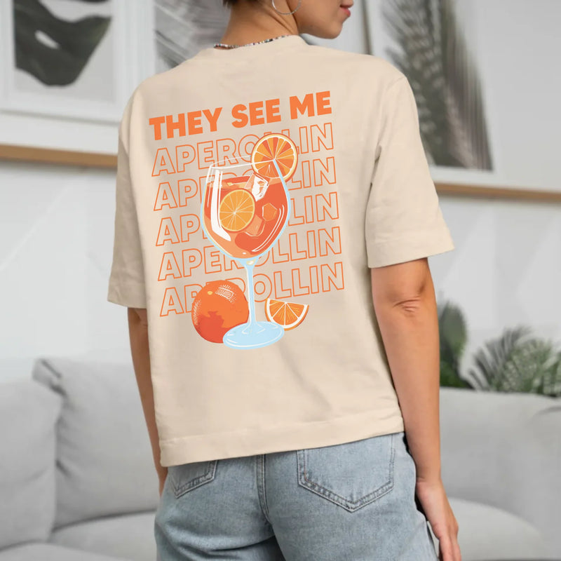 beige T-Shirt Rückenprint mit "They see me aperolin" personalisiertesm Spruch als Sommer Geschenkidee von Love & Faith