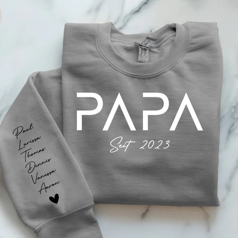 Grauer Pullover personalisiert mit Papa und Kindernamen gedruckt zum Vatertag von Love & Faith