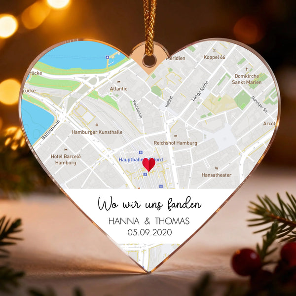 9,5x8,5cm Acrylherz Weihnachtsbaumschmuck für Paare mit Landkarte und Jahrestag von Love & Faith