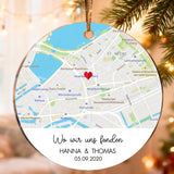 9cm Acrylkreis Weihnachtsbaumschmuck für Paare mit Landkarte und Jahrestag von Love & Faith