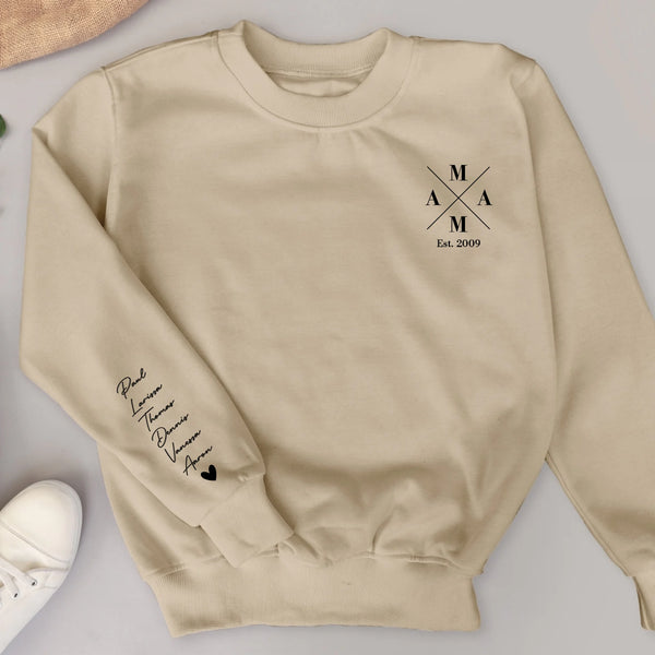 Sandfarbener Sweater für Papa mit Kindernamen personalisierte Geschenkidee zum Vatertag von Love & Faith