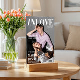 Personalisierter Acrylaufsteller 13x20cm im Magazin Cover Look mit Fotoupload