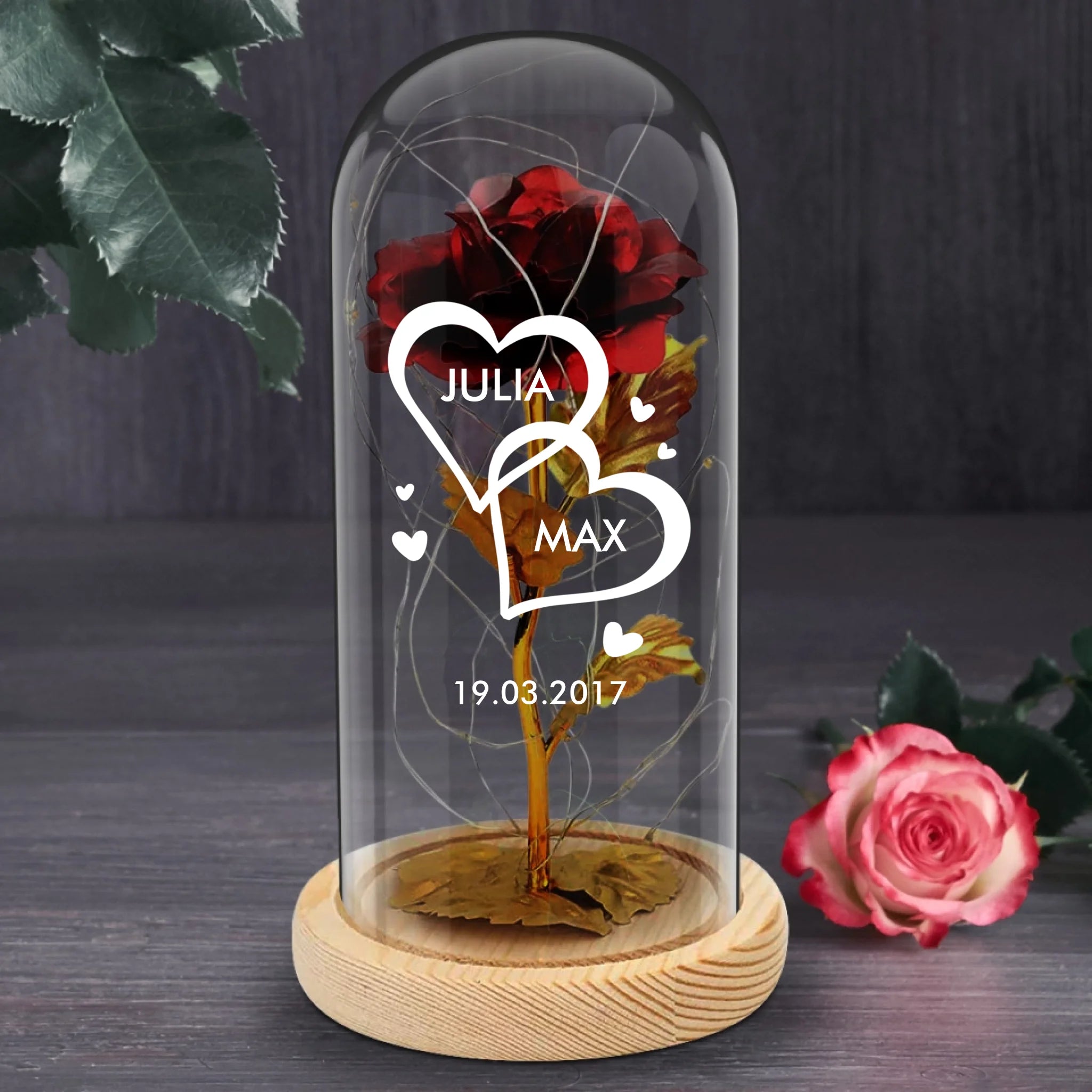 Ewige Rose mit Namen als Partnergeschenk in der Glaskuppel mit LED Licht personalisiert von Love & Faith