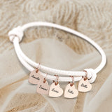 Weißes Lederarmband mit Gravur von Rosé-Goldfarbenen Herzanhängern personalisierte Geschenkidee von Love & Faith